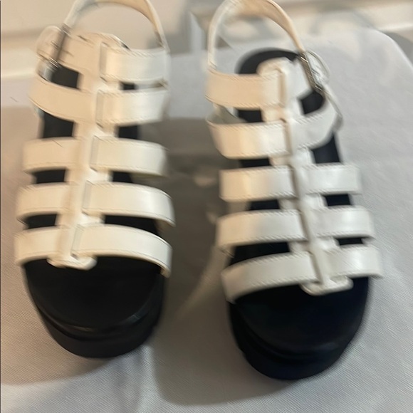 Stylish Black and White Women's Sandals - Picture 3 of 7